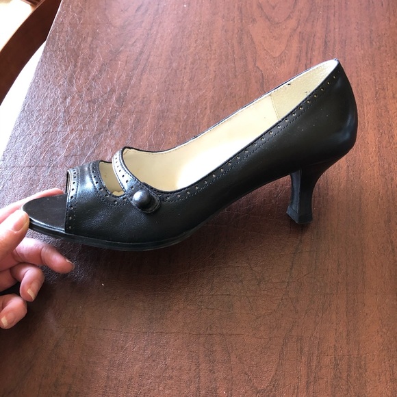 Cute Black Peep Toe Pumps EUC - Picture 1 of 3